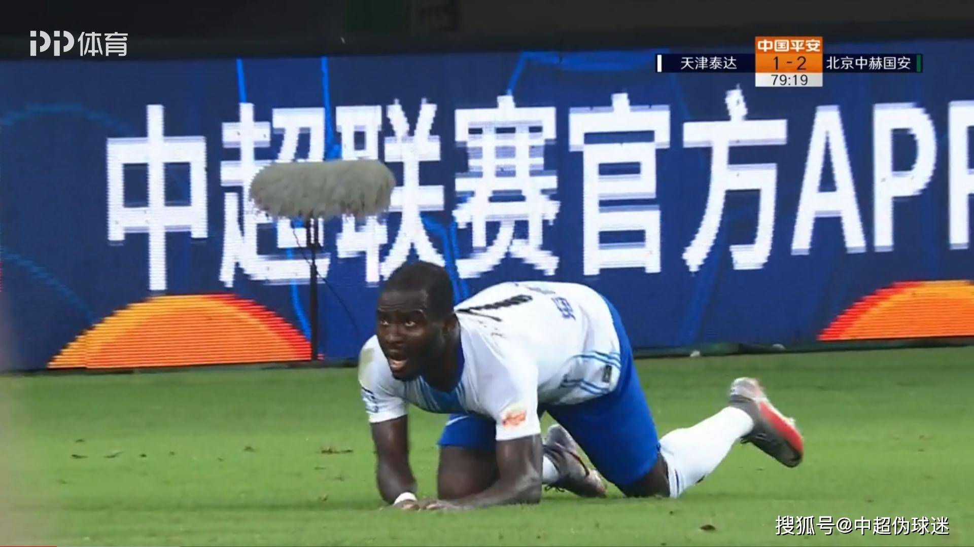 开云体育入口-包含意大利联赛出现争议判罚，受害球队表不满的词条