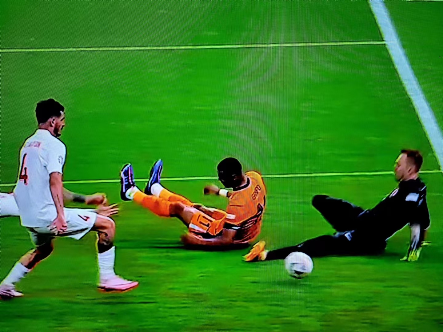 双方球队在场上展开激烈对抗