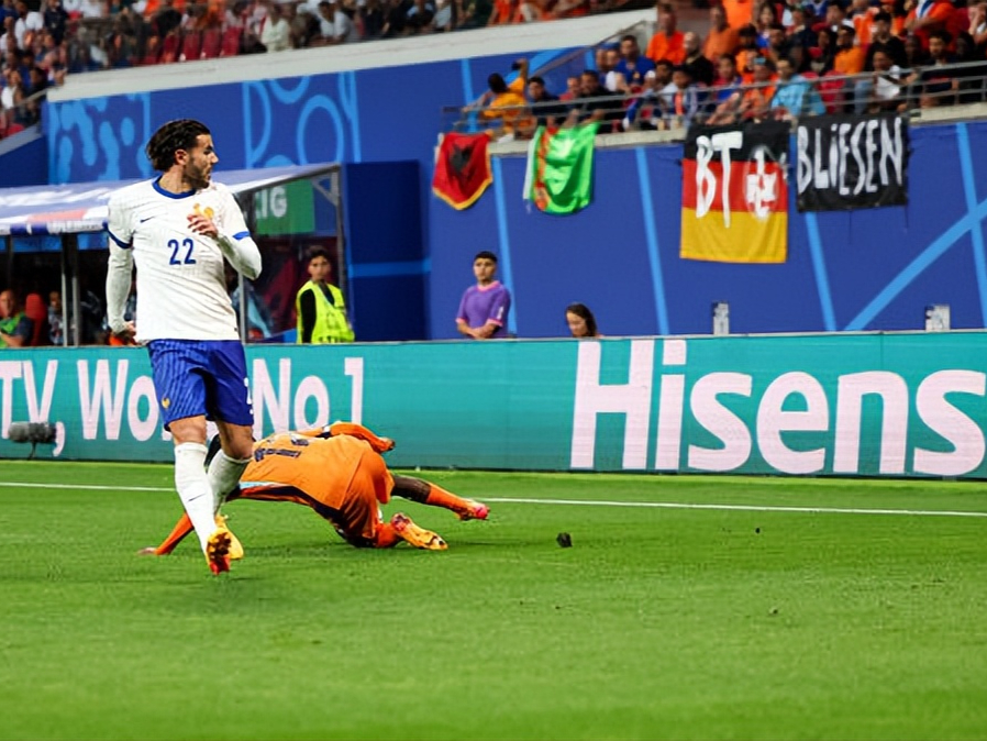 开云体育-法国足球比赛中发生了一场激烈的对抗