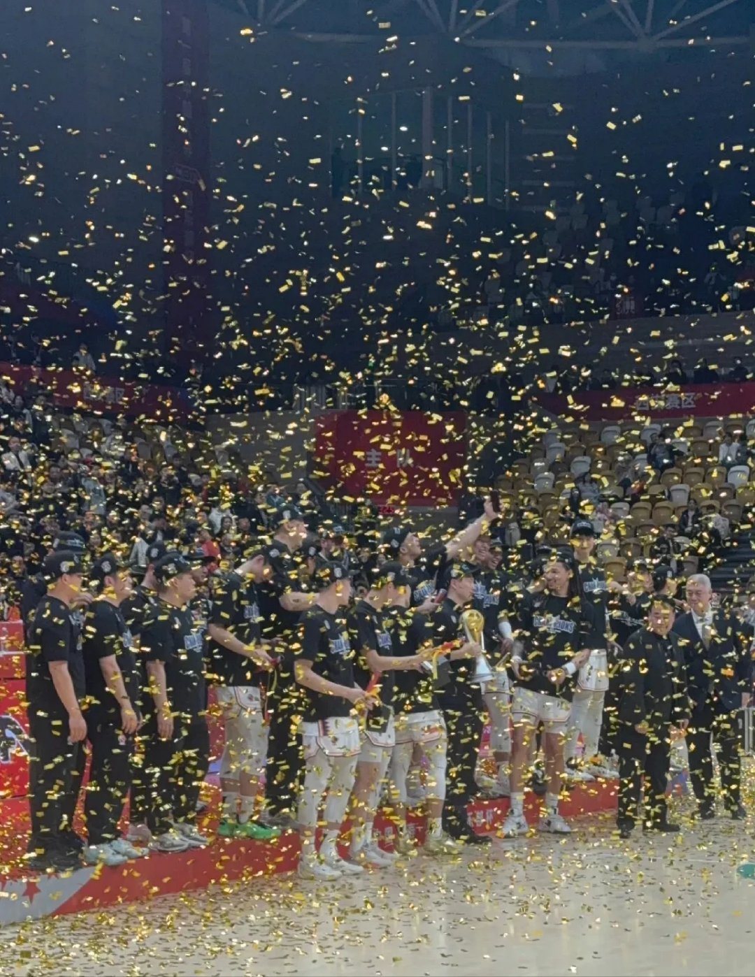 开云体育中国官网-关于上海绿地队员备战新一轮比赛，全力以赴的信息