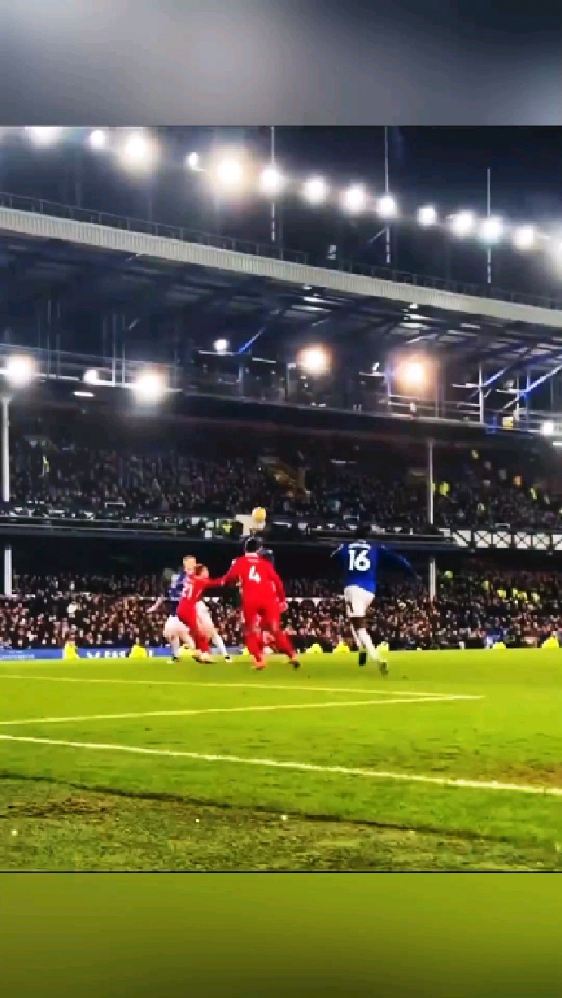 破纪录比赛打响，球迷争相围观欢呼的简单介绍