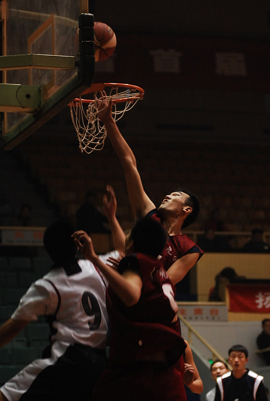 开云体育中国官网-篮球比赛现场气氛激烈，球迷热情高涨