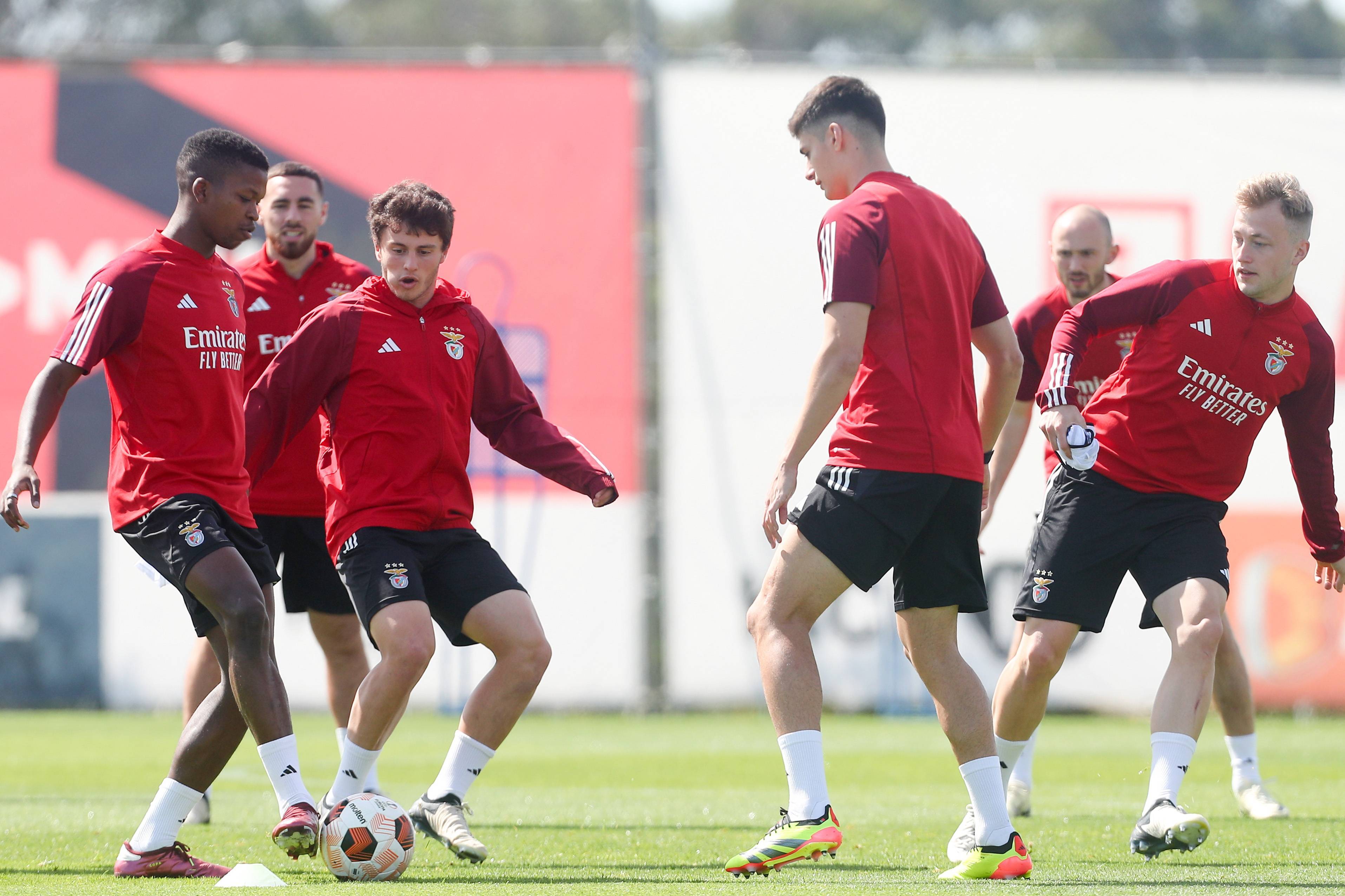 足球盛事即将来临，球员们备战良好