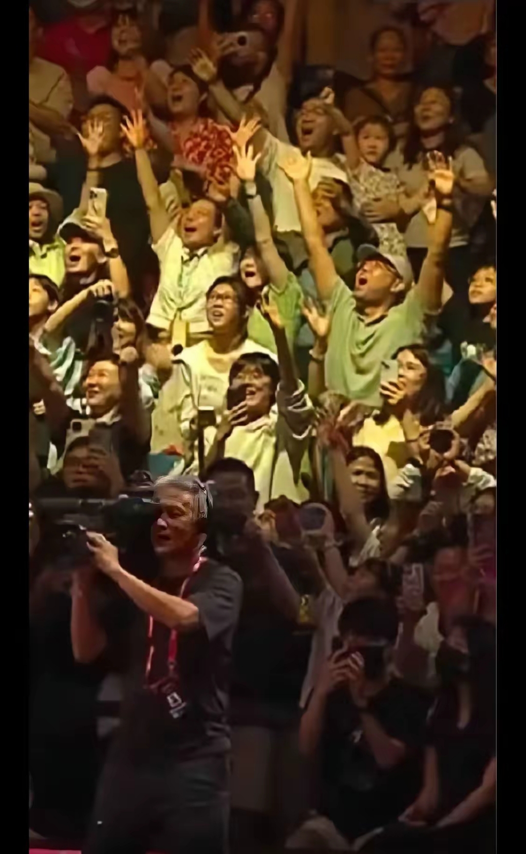 现场球迷狂热助威势不可挡，团结力量令人震撼