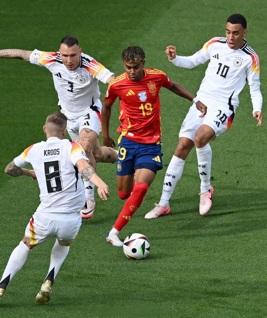 欧洲强队争夺晋级资格，战况激烈